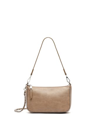 Borsa a spalla in ecopelle beige con catena e tracolla, chiusura con zip, forma arrotondata, decorata con borchie argentate lungo i bordi.
