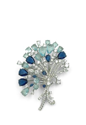 Spilla floreale con steli in argento impreziositi con pietre preziose tonde e a goccia blu e trasparenti, disposte come un bouquet scintillante.
