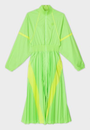 Abito giacca verde neon con maniche lunghe, gonna plissettata, colletto a coste e strisce gialle decorative sulle spalle e ai lati.