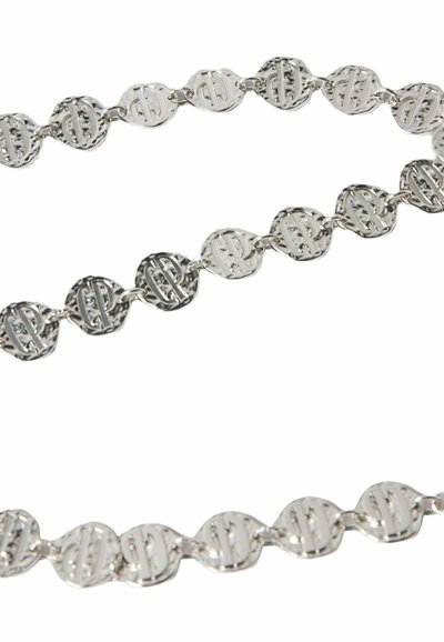 Collana con catena d'argento composta da dischi rotondi collegati, caratterizzati da motivi traforati simmetrici su uno sfondo bianco.