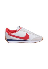 Zapatillas deportivas blancas y rojas con un upper de gamuza y textil, que presentan un prominente swoosh rojo, suela de goma texturizada y una franja de acento azul.