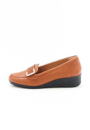 Scarpa slip-on in pelle marrone con dettaglio della fibbia texturizzata in argento, caratterizzata da un tacco basso e arrotondato e una finitura liscia e lucida.