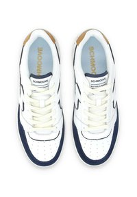 Weiße Sneakers mit marineblauen Akzenten und einem beigen Fersendetail. Obermaterial aus glattem Leder, strukturierte Mesh-Zunge und runde Schnürsenkel. Markenlogo sichtbar.