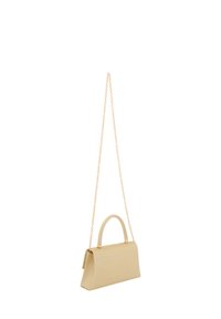 Beige håndtaske med en struktureret form, tekstureret overflade, kort hank og en guldfarvet kædestropp til brug som crossbody.