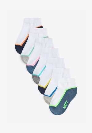 Ensemble de huit chaussettes à la cheville en coton blanc avec divers accents colorés. Comprend des rayures en orange, vert, rose, gris et bleu.