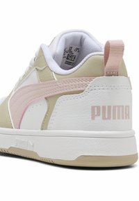 Sneaker Puma a scarpina bassa in beige, bianco e rosa con colletto imbottito, linguetta e logo sul tallone e sulla suola.