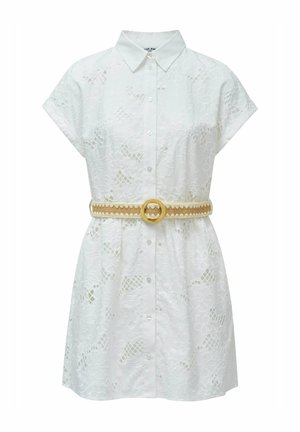 Robe blanche à manches courtes et boutons, avec un motif de dentelle florale et une ceinture en tissu beige tissée avec une boucle ronde à la taille.