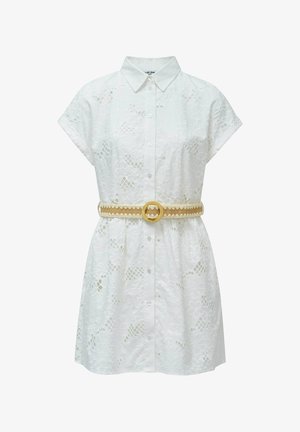 Vestido blanco de manga corta con botones, con un patrón de encaje floral y un cinturón de yute beige con hebilla redonda en la cintura.