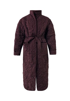 Cappotto lungo trapuntato di un viola scuro con colletto alto, cintura con lacci in vita, maniche lunghe e due tasche frontali, mostrato su sfondo bianco.