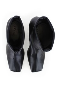 Schwarze Lederstiefeletten mit einem weichen, gefältelten Schaft, spitzer Zehe und minimalen Nähten. Glatte Textur und eleganter Schnitt.