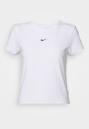 Camiseta de algodón blanca con cuello redondo y mangas cortas, que presenta un pequeño logo de Nike en color negro en el centro delantera.