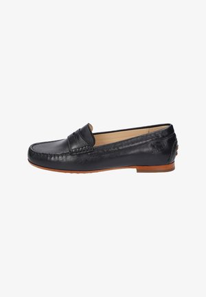 Schwarze Lederloafers mit genähtem Vorderteil, niedrigem Absatz und brauner Gummisohle. Sie besitzen eine glatte Textur und ein minimalistisches Design.