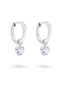 Silberne Creolen mit einem schwebenden, herzförmigen, klaren Kristallanhänger. Das Design betont schlanke Kurven und einen polierten Metall-Look.