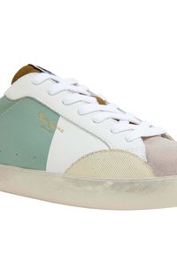 Zapatilla blanca y verde menta con punta de ante, cordones blancos y logo dorado; presenta un acento texturizado en color marrón cerca del tobillo y suela de goma.