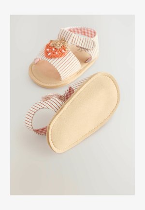 Sandale din material în dungi, cu vârf deschis, decorate cu o broderie de căpșună croșetată. Talpa din suede bej și bretele reglabile cu Velcro.