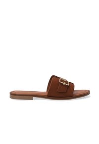 Brune ruskind slide sandal med flad sål, der har en dekorativ guldspænde på den øverste rem og en glat læderindersål.