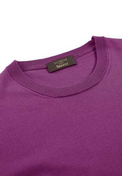 Maglione girocollo viola realizzato in Flexwool, con colletto a costine e superficie liscia. Etichetta visibile vicino al colletto.