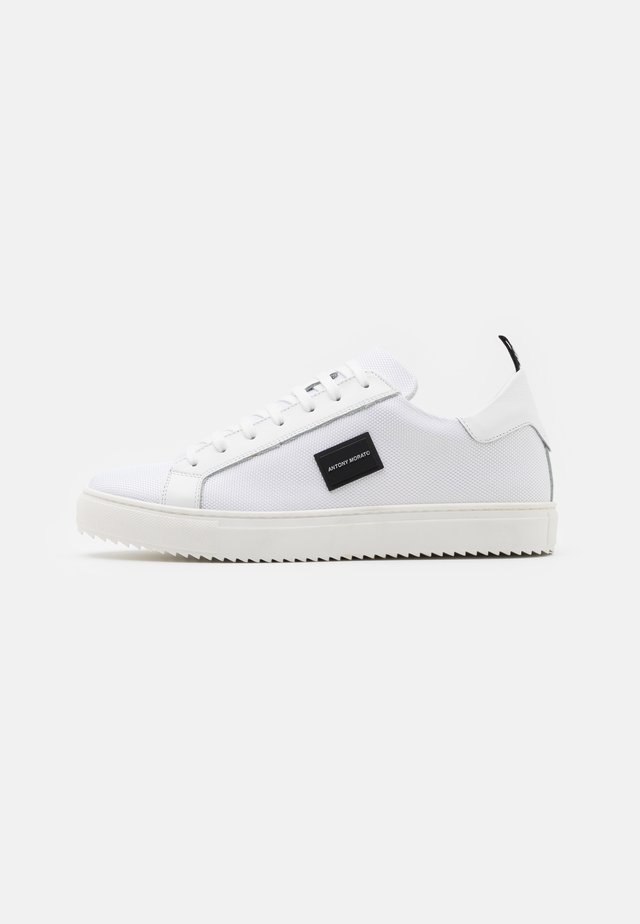 DUGGER METAL - Sneakers laag - white