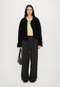CLOSED CROPPED TRENCH - Nyári dzseki - black