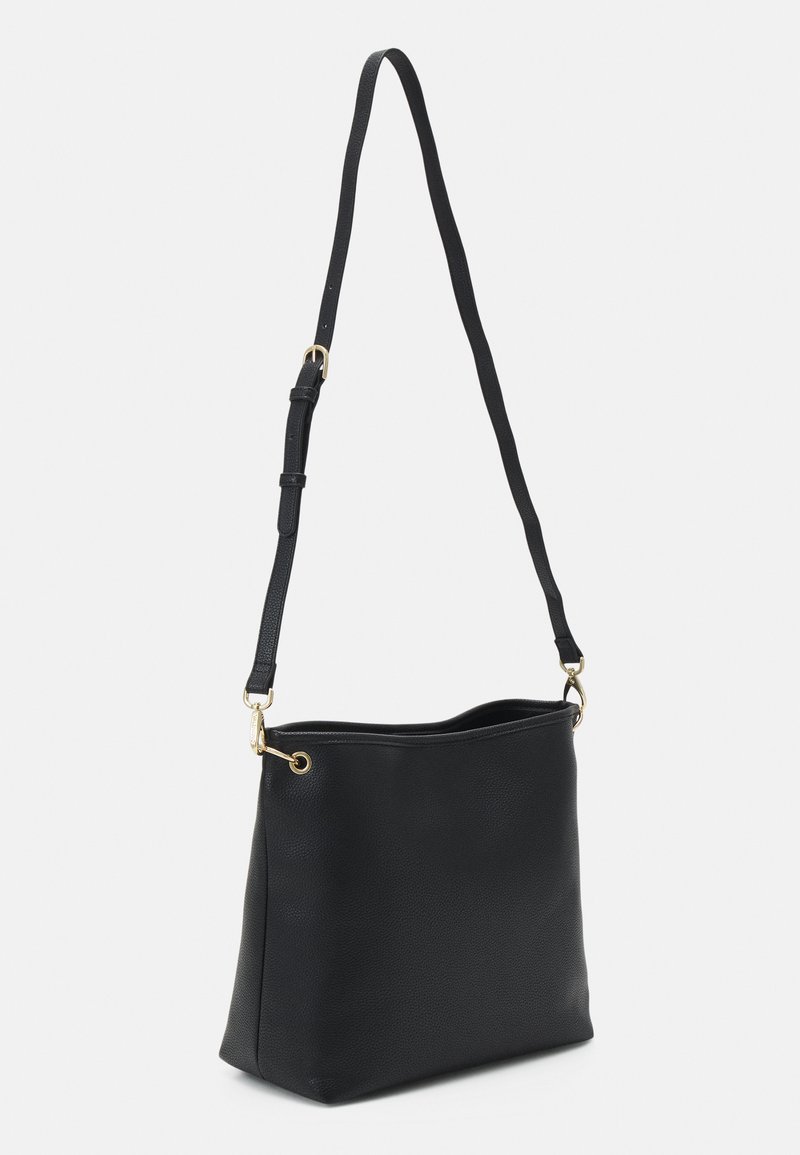 Schwarze Leder-Schultertasche mit strukturiertem Finish, goldenen Hardware-Details, einem verstellbaren Einzeltragegurt und einem offenen Design.
