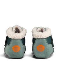 Stivaletti per bambini in suede teal e grigio, con colletto in ecopelliccia bianca e un logo arancione sul tallone. Chiusura con zip laterale.
