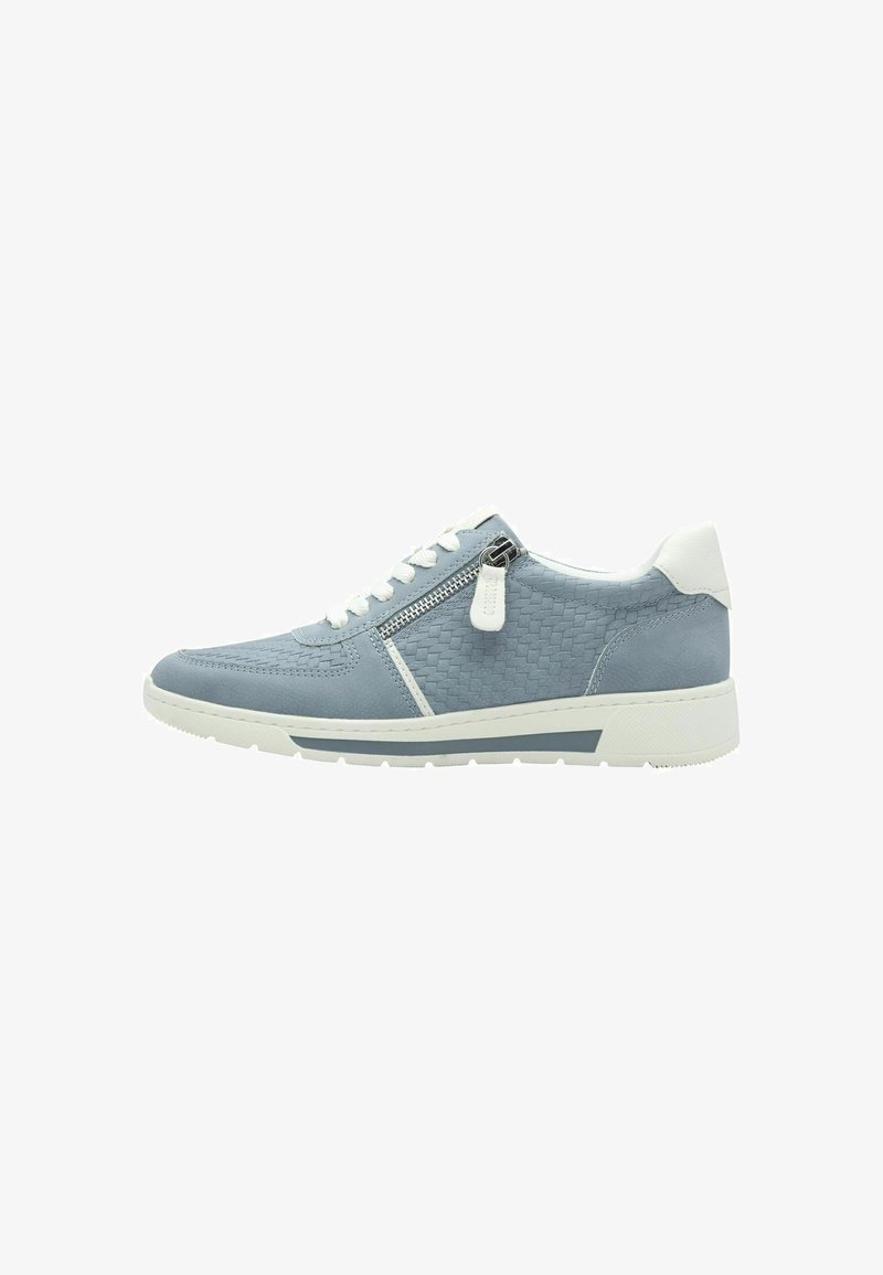 Helle blaue Sneakers mit geflochtenem Muster, weißen Akzenten und Schnürsenkeln. Verfügt über einen seitlichen Reißverschluss und eine robuste, strukturierte Sohle.