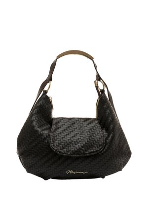 Bolso de mano de cuero negro tejido con un solo asa, bolsillo frontal con solapa y detalles en tono dorado y cremallera.