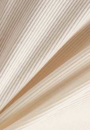 Kuvioitu kangas, jossa on hienoja pystysuoria kermaisia raitoja, pehmeä ulkonäkö, kevyesti laskeutuvat poimut, jotka korostavat sen sileää pintaa ja vaaleaa väriä.