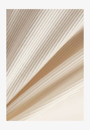 Strukturiertes Gewebe mit feinen, vertikalen cremefarbenen Streifen, weiche Optik, sanft fallende Falten, die seine glatte Oberfläche und helle Farbe hervorheben.