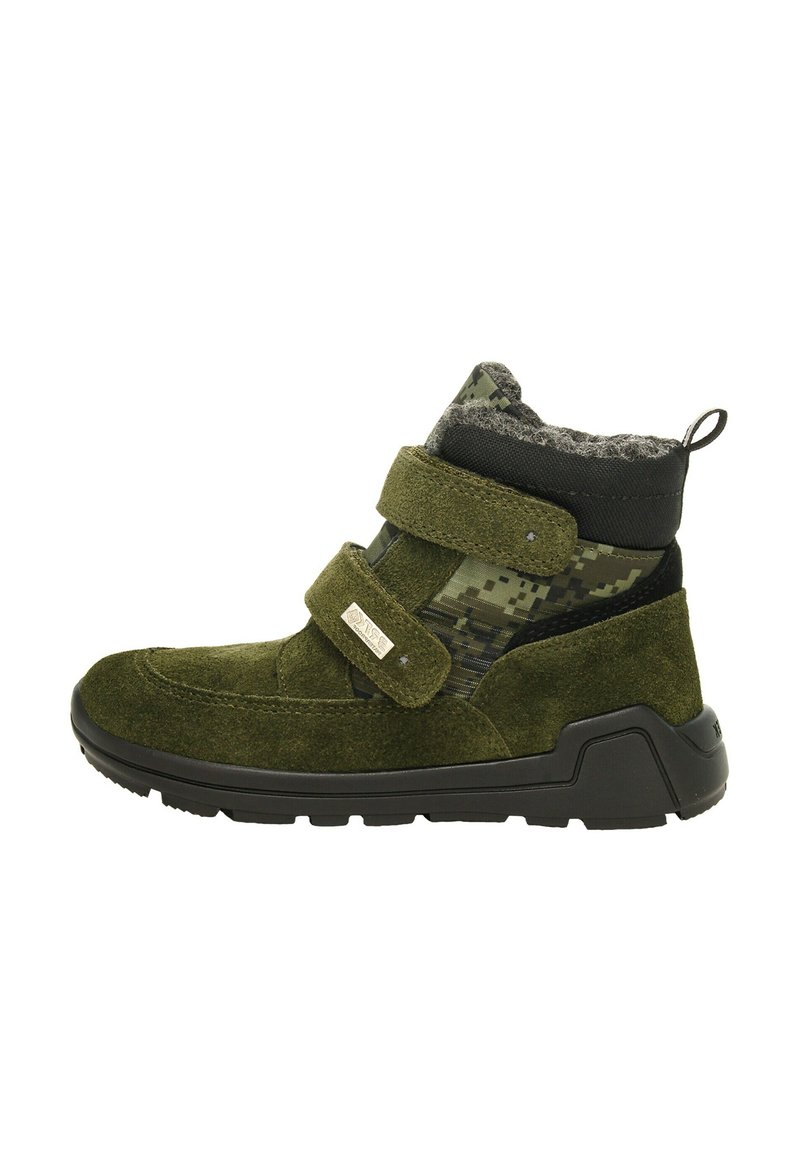 Groene suède en camouflage hoge laars voor kinderen met twee klittenbandsluitingen, zwarte zool en fleece voering op een witte achtergrond.