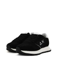 Sneaker in suede nero con suola intermedia bianca, dotate di un design con lacci e dettaglio del logo sul lato.Parte superiore testurizzata e suola in gomma.