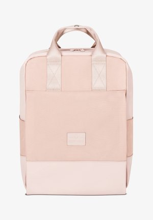 Mochila de color rosa claro con un acabado de tela suave y fondo brillante. Presenta asas superiores robustas y un parche logotipo en la parte frontal.