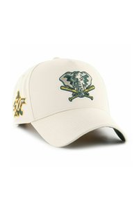 Gorra de béisbol beige con un gráfico de un elefante verde y gris con bates cruzados. Incluye un pequeño parche con logo en el lateral. Textura de algodón.