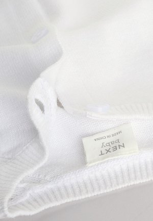 Weißer gestrickter Baby-Cardigan mit rundem Ausschnitt, Verschluss mit Kunststoffknöpfen, gerippten Bündchen und einem eingenähten Etikett mit der Aufschrift "NEXT Baby, Made in China."