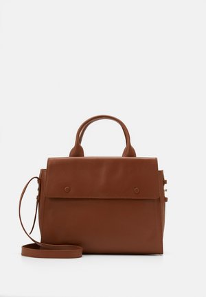 Hnědá kožená kabelka s horními uchy, přední klopa zajištěná dvěma knoflíky a odnímatelný ramenní popruh na bílém pozadí.