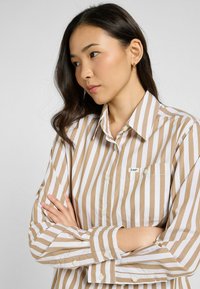 Lee REGULAR FIT khaki