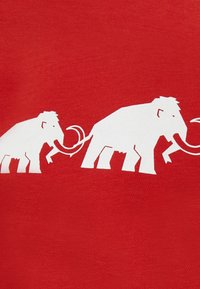 Roter Stoff mit einem weißen Motiv von zwei Elefanten, einem kleineren und einem größeren, die nach rechts schauen, mit einfachen Linien und minimalen Details.