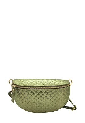 Sac en cuir tressé vert de forme arrondie, fermeture éclair dorée et bandoulière réglable. Présente une surface texturée et un dessus lisse.