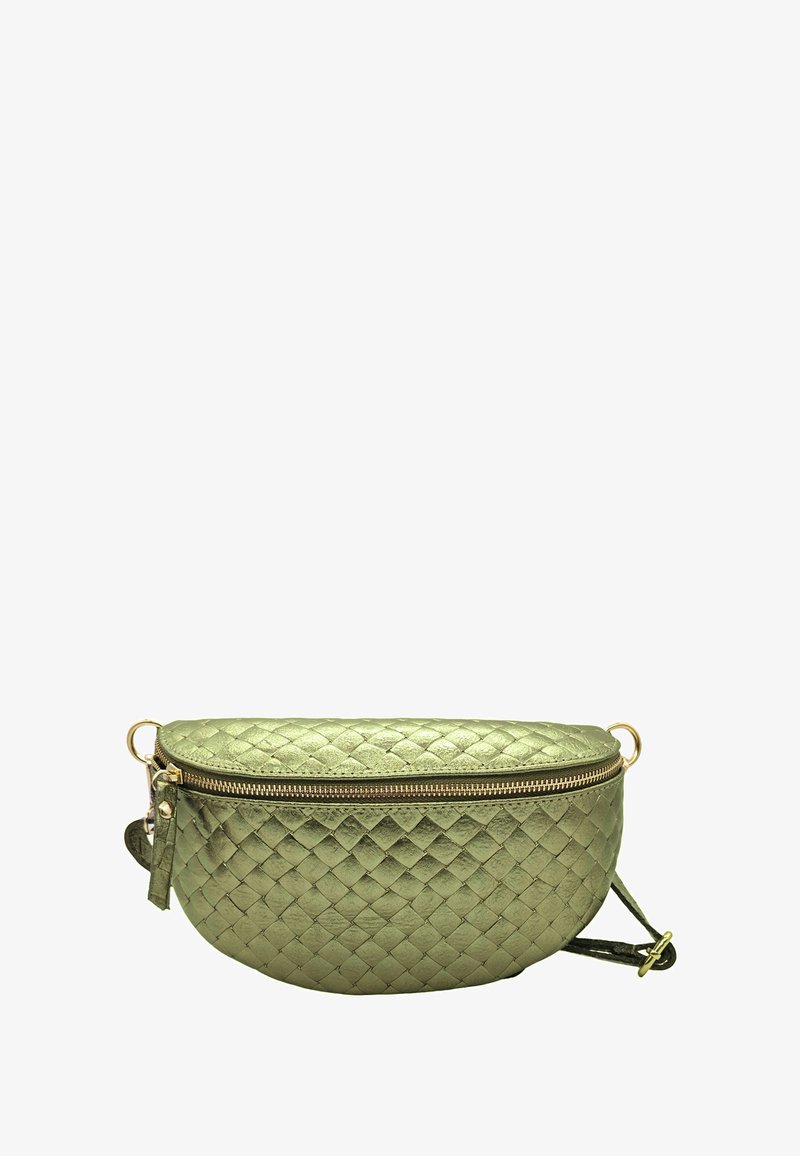 Sac en cuir tressé vert de forme arrondie, fermeture éclair dorée et bandoulière réglable. Présente une surface texturée et un dessus lisse.