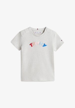 Sivé tričko s krátkym rukávom vyrobené z bavlny, s farebným textom "TOMMY" v červenej, ružovej, modrej farbe a srdiečkom na prednej strane.