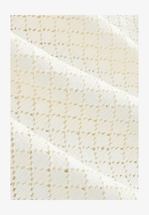 Material texturat alb cu un model floral cu accente în relief. Designul include zone alternate țesute și netede.