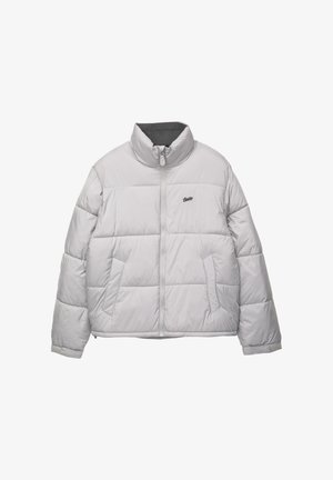 Daunenjacke in Hellgrau, mit hohem Kragen, Frontreißverschluss und zwei seitlichen Taschen. Gepolstertes Design mit gesteppten Paneelen für Wärmeisolierung.