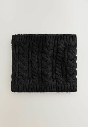 Chauffe-nuque noir tricoté avec des motifs de câble épais et des bords côtelés, fabriqué en fil doux avec une surface texturée.
