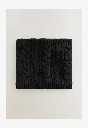 Crni pleteni šal s debelim kabelskim uzorcima i rebrastim rubovima, izrađen od meke pređe s teksturiranom površinom.