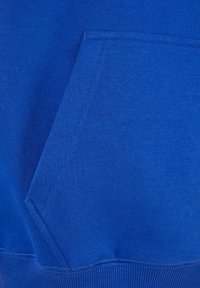 Niebieska bluza z gładkiego materiału, z dużą kieszenią z przodu i prążkowanym wykończeniem przy dole i mankietach.