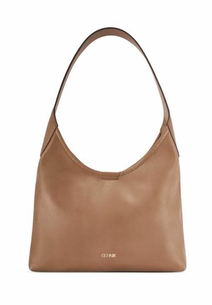 Brązowa skórzana torba na ramię z pojedynczym paskiem i małym złotym logo umieszczonym centralnie u dołu na jednolitym białym tle.