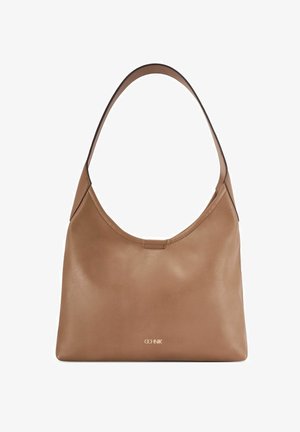 Brązowa skórzana torba na ramię z pojedynczym paskiem i małym złotym logo umieszczonym centralnie u dołu na jednolitym białym tle.