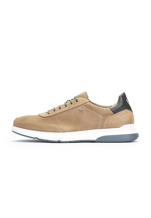 Zapatillas de ante en tonos marrones con una superficie texturizada, cordones grises y un acento en el talón en negro contrastante. Presentan una suela blanca para añadir contraste.