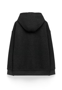 Felpa con cappuccio nera dal texture morbido, caratterizzata da un design con spalle cadute e un logo tono su tono lungo la parte posteriore del cappuccio.