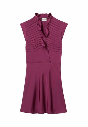Vestido sin mangas color ciruela con cuerpo ajustado, detalles plisados en el pecho, escote en V con volantes y falda acampanada.